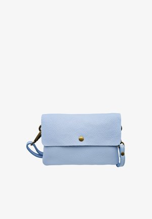 Pochette en cuir texturé bleu clair avec rabat replié sécurisé par un unique bouton-pression en laiton et une dragonne attachée.