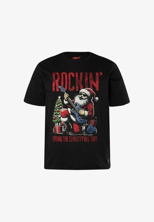 Camiseta de algodón negra con un gráfico de Santa tocando la guitarra, rodeado de un árbol de Navidad y regalos, con el texto "ROCKEANDO ALREDEDOR DEL ÁRBOL DE NAVIDAD".