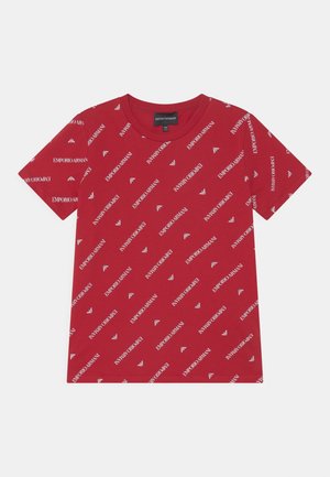 Camiseta de manga corta roja con un patrón integral de texto y logo blancos de "EMPORIO ARMANI", cuello redondo y etiqueta de la marca en el interior del cuello.