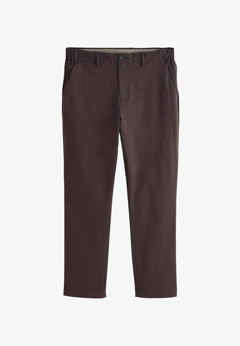 Tumši brūnas taisnas bikses ar jostas cilpām, priekšpuses pogu, rāvējslēdzēja aizdari un sānu kabatām, izklātas plakanā veidā uz baltas virsmas.