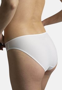 Culotte de bikini en coton mélangé blanc avec une texture lisse, une taille élastique et un design taille basse, axée sur le confort et l'ajustement.