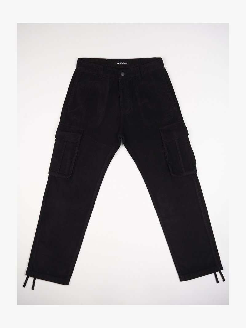 Zwarte corduroy broek met een recht poot ontwerp, twee zijcargo zakken, knoopsluiting aan de voorkant en een trekkoord bij de enkels.