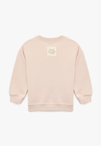 Lichtroze sweatshirt met lange mouwen, ribbels bij de manchetten en de zoom. Bevat een vierkant stoffen label op de achterkant met tekst. Zacht katoenmateriaal.