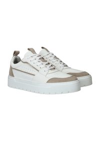 Witte leren sneakers met beige suède accenten, geperforeerd zijontwerp, platte witte veters en een dikke witte rubberen zool.