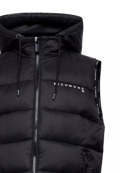 Gilet doudoune noir avec capuche, fermeture éclair, cordons de serrage et couture texturée. Présente un logo sur l'épaule et des poches latérales.