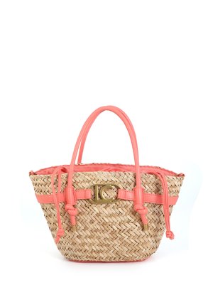 Bolso de paja tejido con asas y ribetes de cuero rosa coral, con un broche de metal dorado en la parte delantera y detalles de cordón.