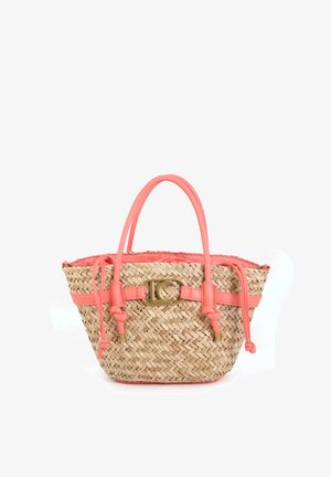 Bolso de paja tejido con asas y ribetes de cuero rosa coral, con un broche de metal dorado en la parte delantera y detalles de cordón.