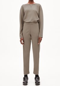 Ensemble deux pièces en vert olive doux, comprenant un haut à manches longues avec un col rond et une coupe décontractée, associé à un pantalon fuselé.