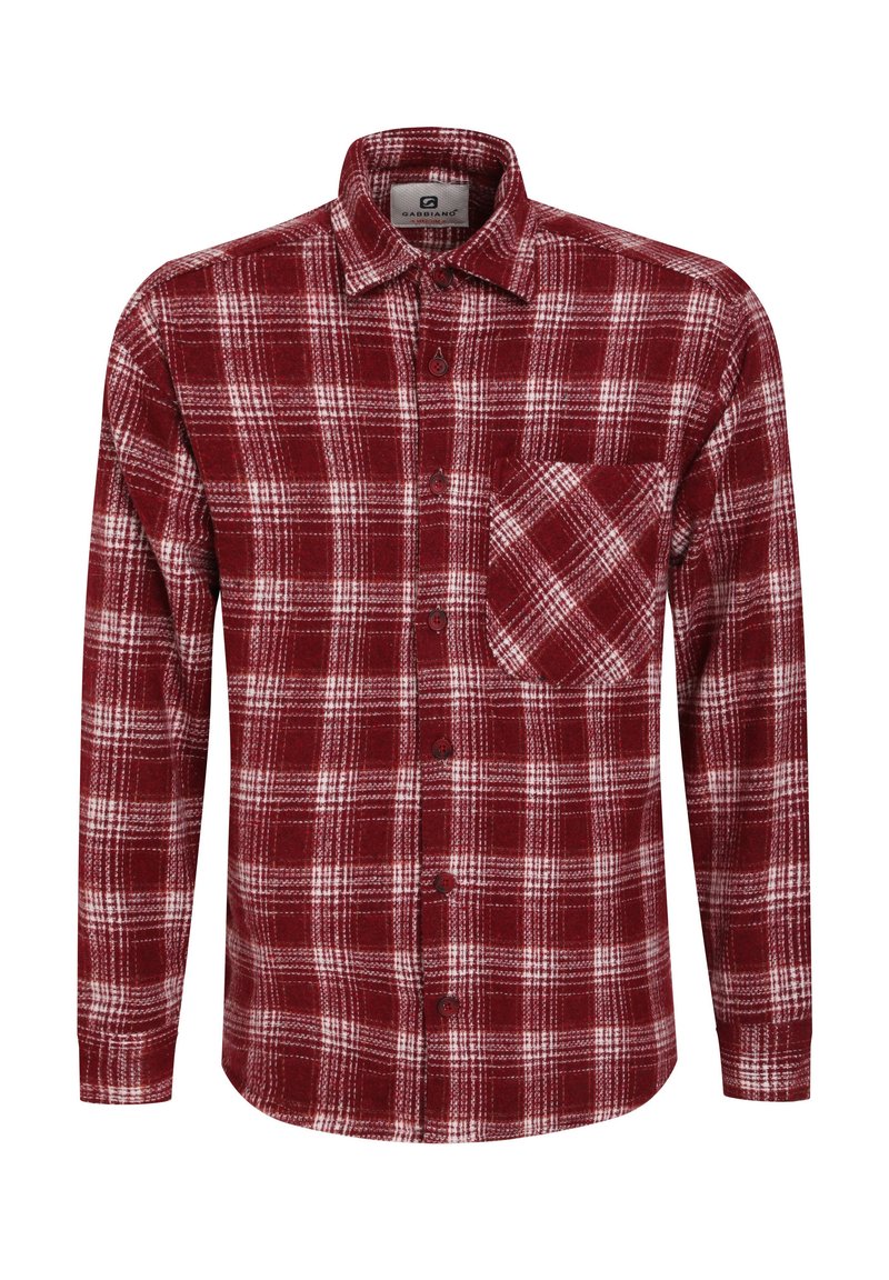 Camisa de franela a cuadros rojos y blancos con mangas largas, cierre de botones en la parte delantera y un único bolsillo en el pecho. Textura suave y diseño de cuello tradicional.