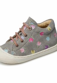 Sneaker in suede grigio con un motivo floreale in rosa, giallo e blu. Presenta lacci marroni e una suola in gomma bianca con texture.