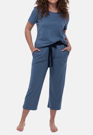 Set di abbigliamento da casa in cotone blu, composto da una maglietta a maniche corte e pantaloni cropped con vita elastica e lacci. Include tasche laterali.