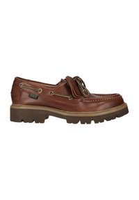 Chaussure bateau en cuir marron avec semelle épaisse en caoutchouc à crampons, coutures moc toe, détails de lacets et étiquette de la marque Clarks sur le côté.