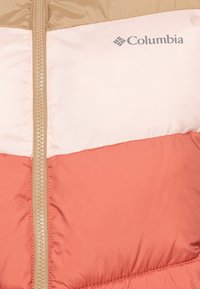 Kurtka ocieplana z trzema blokami kolorów: beżowym, jasnoróżowym i koralowym. Posiada centralny zamek błyskawiczny oraz logo Columbia na klatce piersiowej.