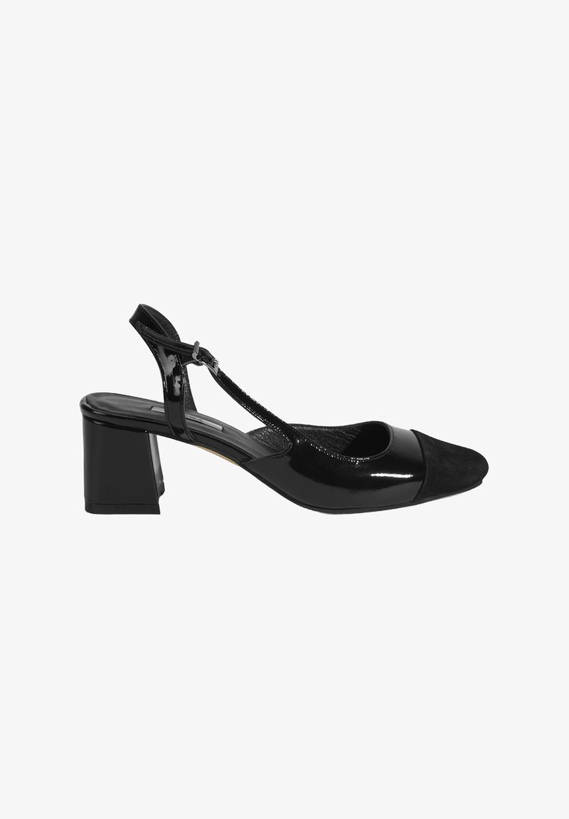 Chaussure à talon slingback noire avec une finition laquée brillante et un capuchon en suède. Design à talon bloc et une sangle à la cheville avec une boucle ajustable.