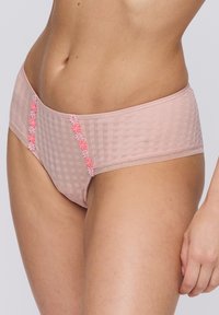 Roze geruite slipjes met bloemenborduurwerk in roze en oranje langs de zijkanten. Zacht, doorschijnend materiaal en elastische tailleband.