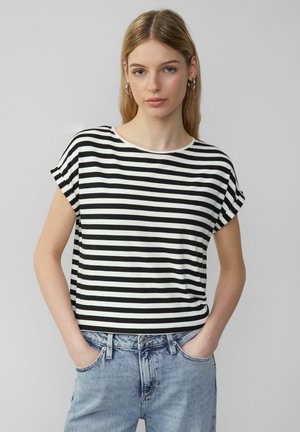 Zwart-wit gestreepte t-shirt met korte mouwen en een ronde halslijn, gemaakt van een zachte stof. Gecombineerd met lichtblauwe jeans.