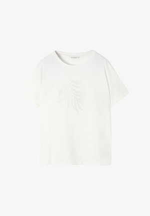 Camiseta blanca de manga corta hecha de una suave tela que presenta un sutil diseño de hojas en una textura ligera en la parte frontal, con cuello redondo y corte relajado.