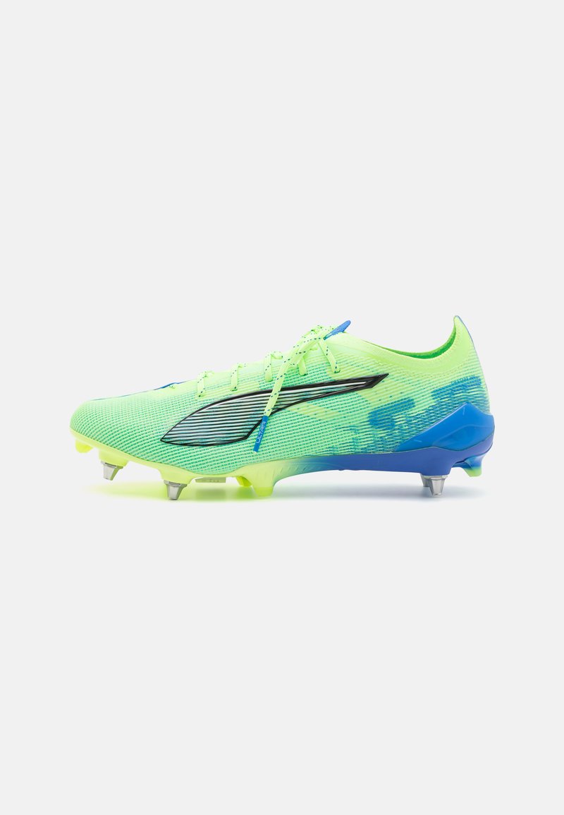 Scarpini da calcio verde brillante con parte superiore in mesh texture, dettagli neri e tallone blu. Presentano sei tacchetti in plastica per una migliore trazione.