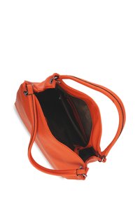 Oranje leren handtas met een gestructureerde buitenkant, dubbele handvatten en een ruim interieur met een ritsvak en stoffen voering.