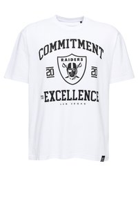 Camiseta de algodón blanca con un gran estampado gráfico negro que dice "COMPROMISO CON LA EXCELENCIA", "RAIDERS", y un logo de casco. Mangas cortas, cuello redondo.