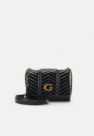 Sort laklædertertaske med quiltet mønster, guldkæde-strop og gyldent "G"-emblem på frontklappen.
