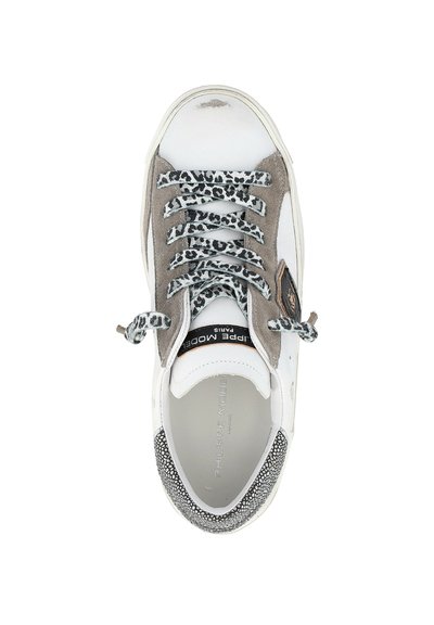 Baskets blanches avec des accents en daim beige, lacets et détail de talon en imprimé léopard, logo Philippe Model Paris sur la languette et la semelle intérieure, vues de dessus.