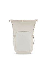 Béžový batoh s rolovací horní částí, hladkým povrchem, přední kapsou na zip a diskrétním logem. Součástí jsou nastavitelné ramenní popruhy.
