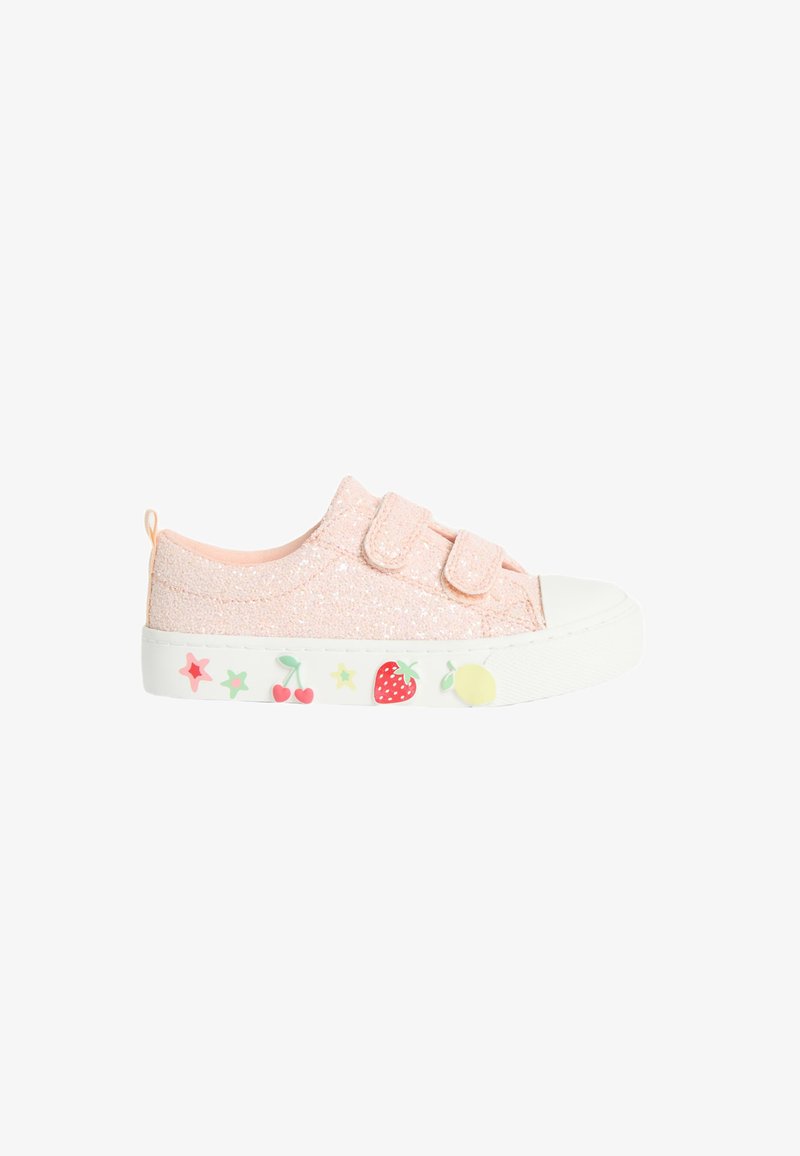 Zapatillas de glitters rosas con una suela de goma blanca, presentan correas de velcro y patrones coloridos de frutas y estrellas en el lateral.