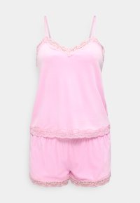 Σετ πιτζάμες από απαλό ροζ σατέν, που περιλαμβάνει καλοκαμωμένο τοπ και σορτσάκι, με δαντέλα στο ντεκολτέ, το τελείωμα και το σορτσάκι, εμφανιζόμενο σε απλό φόντο.
