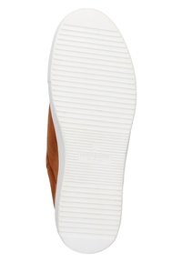 Braunes Wildlederschuh mit einer weißen Gummisohle, ausgestattet mit horizontalen Rillen für besseren Halt und einem Logo-Prägung. Klassisches Design mit einer runden Zehenform.
