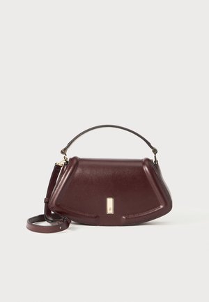 Borsa in pelle bordeaux con un design strutturato, manico superiore e tracolla regolabile. Presenta un accento in metallo dorato sul davanti.