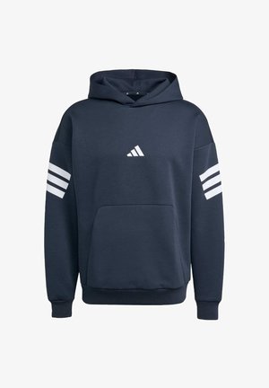 Felpa blu navy con tasca anteriore, logo Adidas bianco sul petto e tre strisce bianche su ciascun manica. Tessuto morbido con una vestibilità comoda.