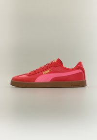 Κόκκινα και ροζ αθλητικά παπούτσια με λείο συνθετικό επάνω μέρος, σχέδιο με κορδόνια, στρογγυλεμένη μύτη και καφέ καουτσούκ σόλα. Διακοσμητικά στοιχεία με χρυσό λογότυπο.