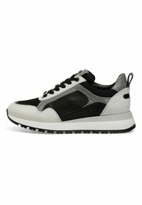 Sneakers da uomo con un mix di materiali neri, grigi e bianchi, con una parte superiore testurizzata, chiusura con lacci e suola in gomma robusta.