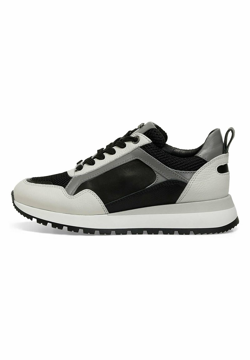 Sneakers da uomo con un mix di materiali neri, grigi e bianchi, con una parte superiore testurizzata, chiusura con lacci e suola in gomma robusta.