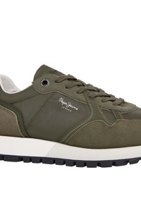 Adidași verde măsliniu cu parte superioară din material textil și piele suede, design cu șireturi, talpă intermediară albă contrastantă și talpă din cauciuc cu textură.