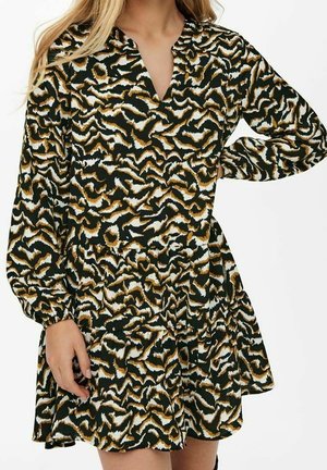 Langärmliges Kleid mit V-Ausschnitt, das ein grünes, schwarzes und beiges Wirbelmuster aufweist. Weicher Stoff mit einem ausgestellten Rock und gerafften Ärmeln.