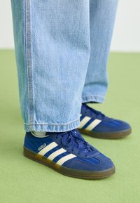 GAZELLE INDOOR  - Sportcipő - victory blue/night indigo/cream white