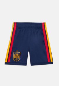 Σκούρα μπλε αθλητικό σορτς με κόκκινες και κίτρινες ρίγες στα πλαϊνά και το έμβλημα της ποδοσφαιρικής ομάδας της Ισπανίας στο αριστερό πόδι.