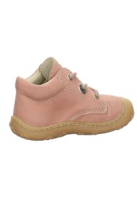 Rosa Leder-Kinderschuh mit beiger Gummisohle, runder Zehenform und zwei Ösen für Schnürsenkel. Glatte Oberfläche mit kontrastierenden Nähdetails.