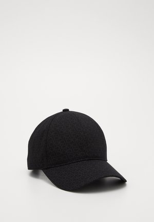 Casquette de baseball noire avec un motif subtil répétitif "ck" sur toute la surface, visière incurvée et bouton sur le dessus, sur fond blanc.