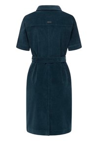 Kortærmet kjole i marineblå med krave og bælte, lavet af et blødt tekstureret stof med en rygdesign, der inkluderer et diskret logodetalje.