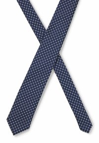 Cravate bleu marine avec un motif géométrique composé de petites formes blanches et bleu clair, avec une texture lisse et des extrémités pointues.