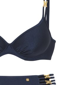 Tamsiai mėlynas bikini viršus, pasižymintis blizgiu audiniu, tekstūruotomis taurėmis ir auksiniais akcentais. Įtrauktos reguliuojamos petnešos, užtikrinančios pritaikytą prigludimą.