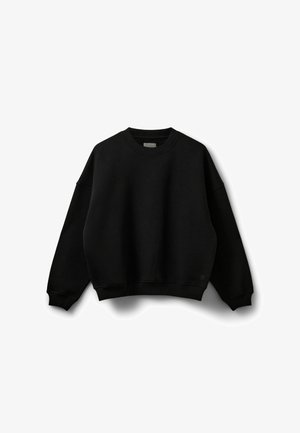 Hanorac negru cu maneci lungi și guler tip crewneck, cu manșete și tiv dintr-un material texturat, expus pe un fundal alb.