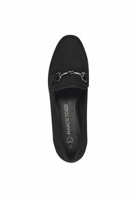 Zapato negro de ante sin cordones con punta redondeada, que presenta un detalle de hardware plateado en la parte superior y una parte superior suave y texturizada.