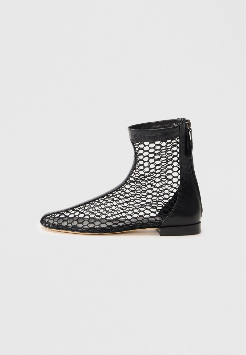 Stivaletto nero con un motivo esagonale in rete, tacco e punta in pelle, chiusura con zip sul retro, suola piatta.