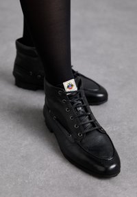 PLUME  - Gležnjače s vezicama - black