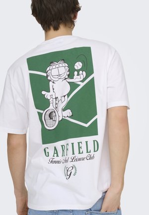 Dibujo animado de Garfield sosteniendo una raqueta y una pelota de tenis sobre un fondo de pista de tenis verde con el texto "GARFIELD Tennis And Leisure Club" en la parte trasera de la camiseta blanca.