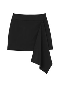 Gonna mini nera avvolgente con una texture liscia, caratterizzata da un dettaglio drappeggiato asimmetrico su un lato e una vita aderente.